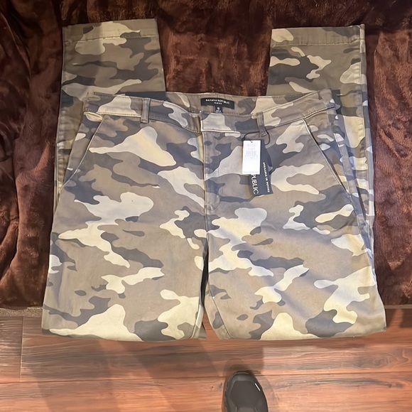 Banana Republic Camo - Picture 3 of 5